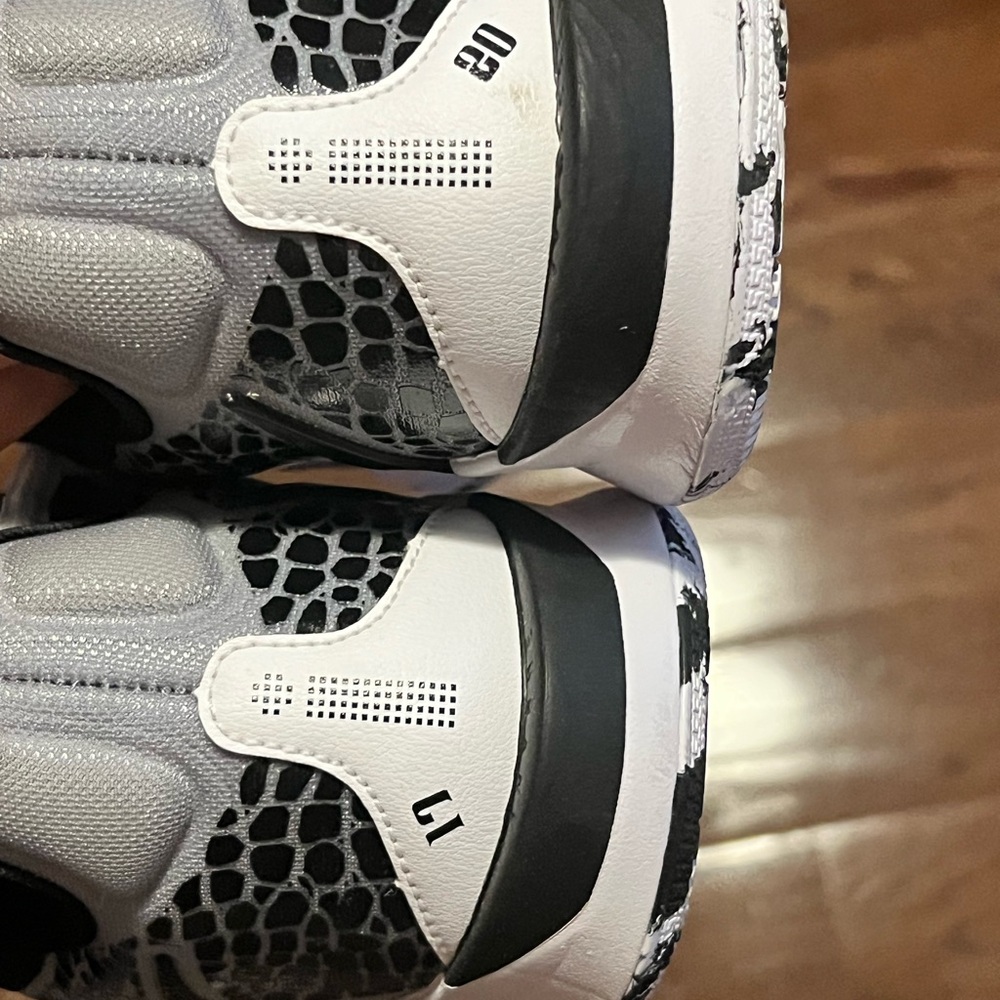 Nike Black and White Sneakers with Heel Support